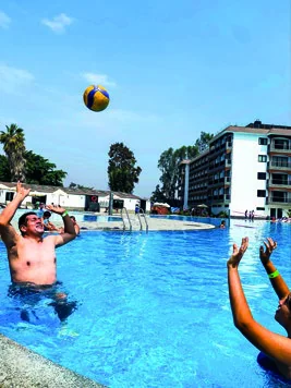 Actividad recreativa junto a la piscina