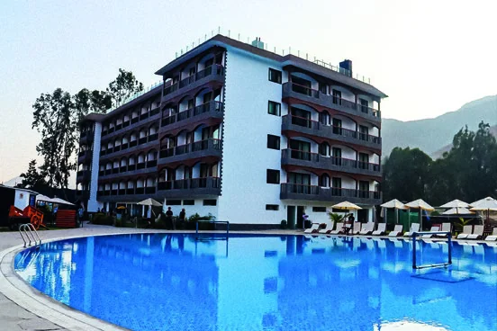 Edificio y piscina Ribera del Río